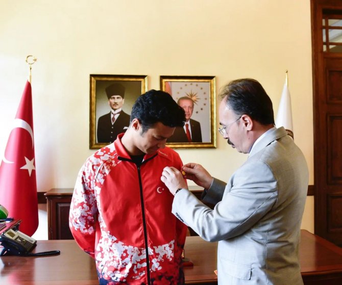 Vali Kızılkaya Dünya Üçüncüsünü Makamında Ağırladı