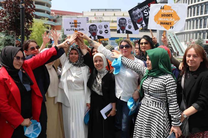 Kadınlar Başkan Özcan’ı Protesto Etti, O Da Dans Ederek Karşılık Verdi
