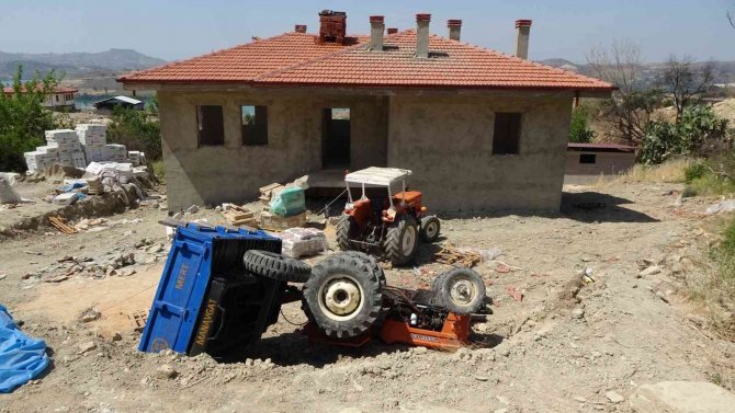 Genç Kadını Devrilen Traktörün Altından Vatandaşlar Kurtardı