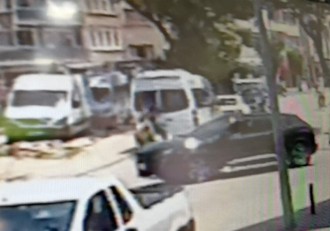 Motosikletin Park Halindeki Minibüse Çarpma Anı Kamerada