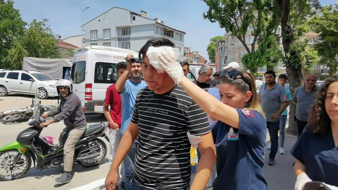 Motosikletin Park Halindeki Minibüse Çarpma Anı Kamerada