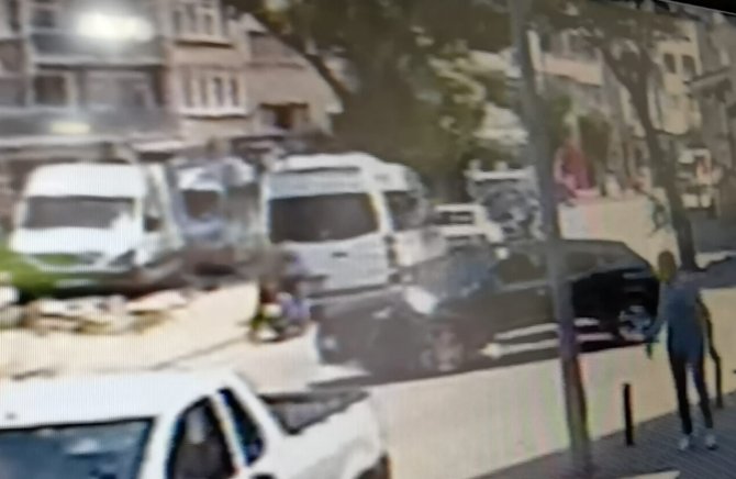 Motosikletin Park Halindeki Minibüse Çarpma Anı Kamerada