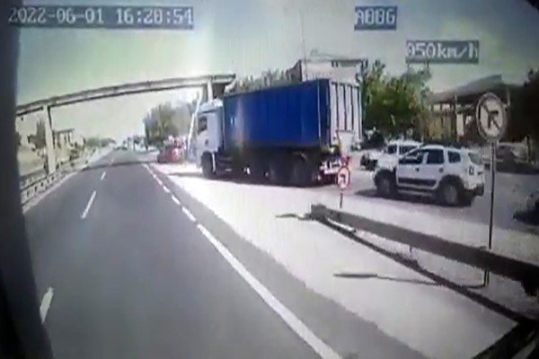 Otomobilin Durağa Dalma Anına Ait Görüntüler Ortaya Çıktı