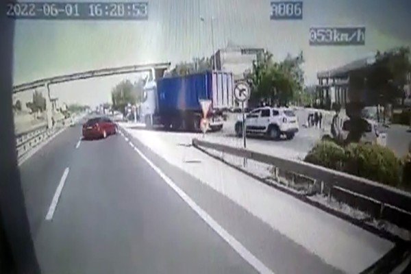 Otomobilin Durağa Dalma Anına Ait Görüntüler Ortaya Çıktı