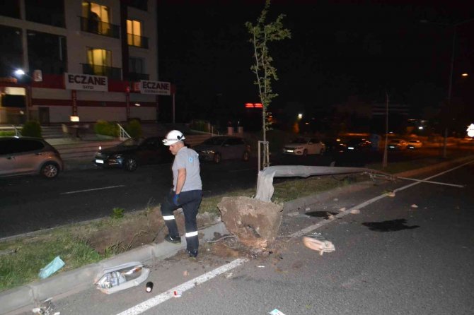 Çorlu’da Hayrete Düşüren Kaza: Çarptığı Direği Yerinden Çıkardı, Aracını Üzerinden Kurtarıp Kaçtı