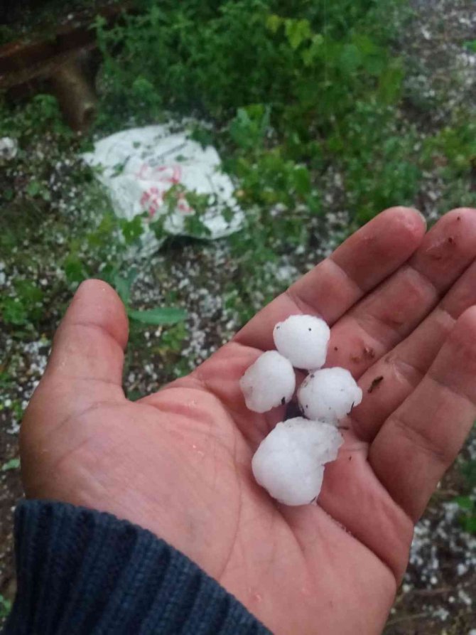 Denizli’de Şiddetli Yağış Ve Dolu Yaşamı Olumsuz Etkiledi