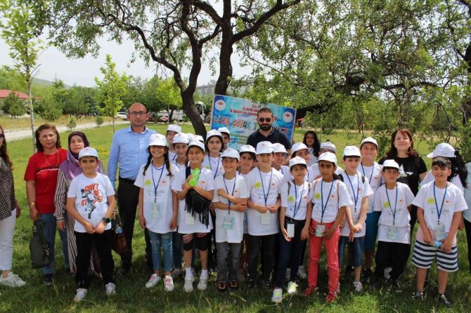 Hipodromda Piknik Yapan Ve Atlara Binen Çocuklar Doyasıya Eğlendi