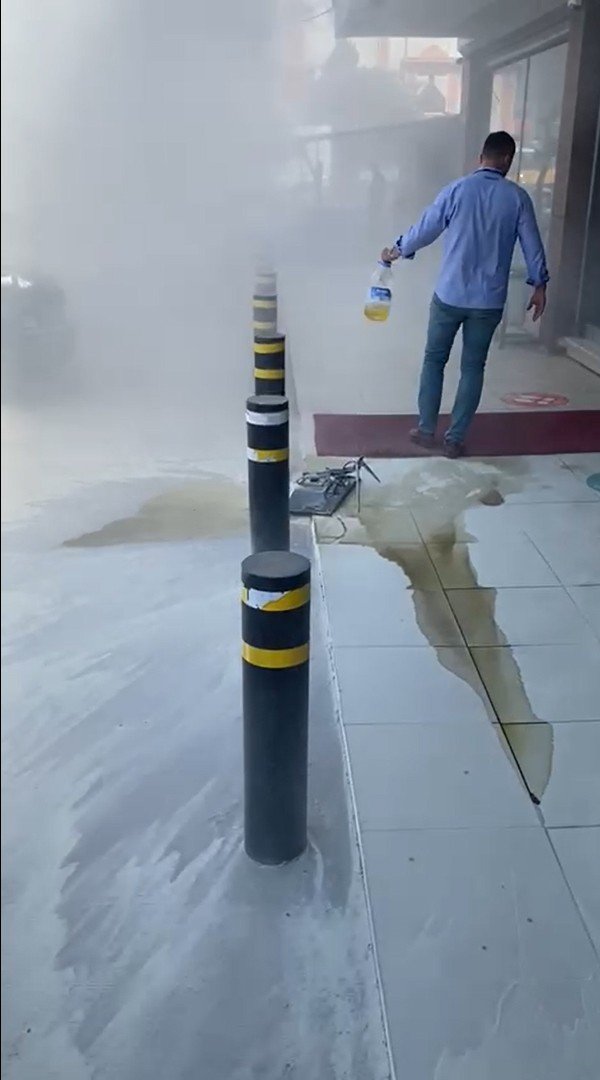Satın Aldığı Televizyonu Tamir Edilmeyince Mağaza Önünde Yaktı