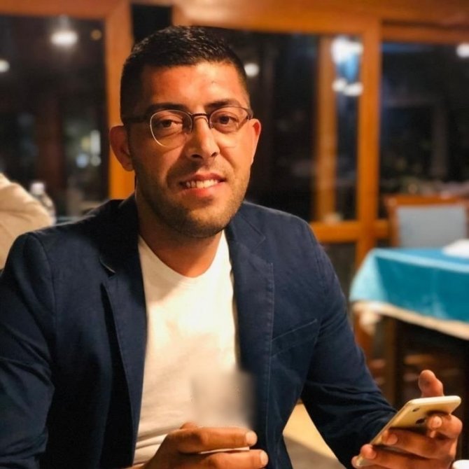 Yol Kenarında Oturan Adamı Göğsünden Bıçaklayarak Öldürdü