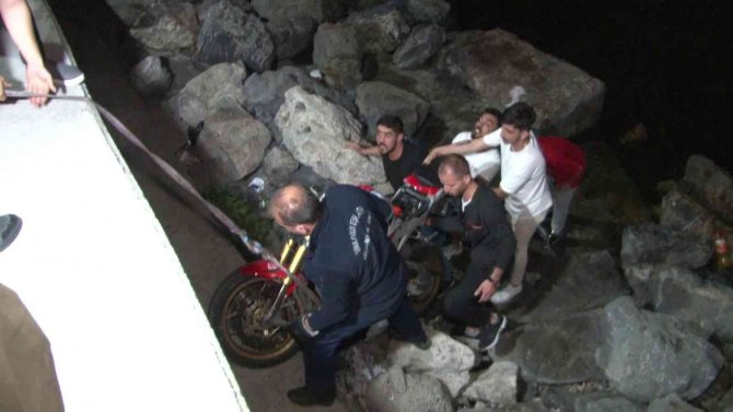 Fatih’te Motosiklet Kayalıklara Uçtu: 1 Yaralı