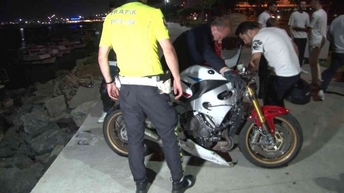 Fatih’te Motosiklet Kayalıklara Uçtu: 1 Yaralı