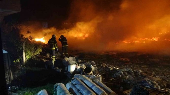 Gaziantep’te Boş Arazide Çıkan Yangın Korkuttu