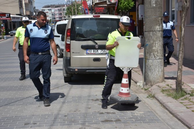 Gönen’de Sokak Ve Caddelere Tabela Koyanlar Uyarıldı