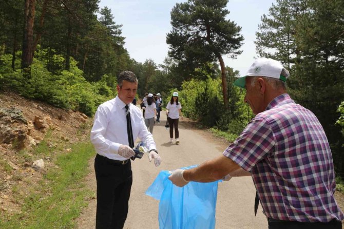 Lise Öğrencileri Ormanlık Alanda Atık Topladı