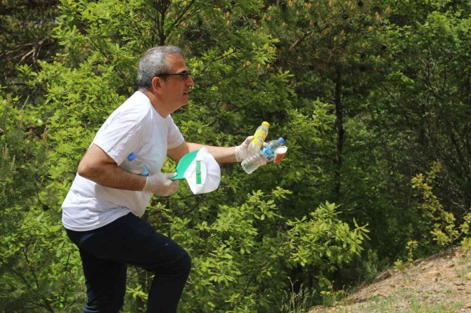 Lise Öğrencileri Ormanlık Alanda Atık Topladı