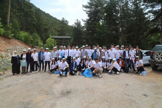 Lise Öğrencileri Ormanlık Alanda Atık Topladı