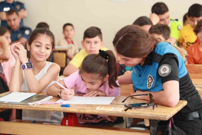 Hakkari Polisi Sevmeye Ve Sevindirmeye Devam Ediyor