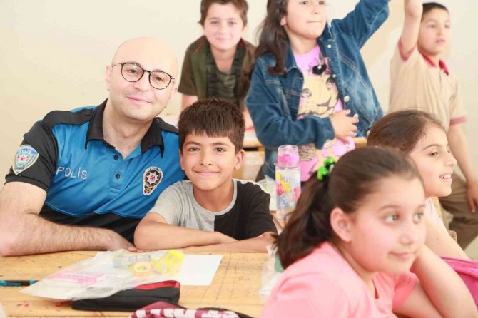 Hakkari Polisi Sevmeye Ve Sevindirmeye Devam Ediyor