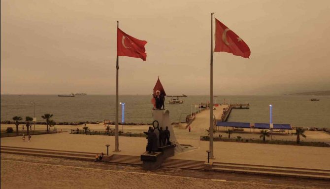 İ̇skenderun’da Toz Bulutu Etkili Oluyor