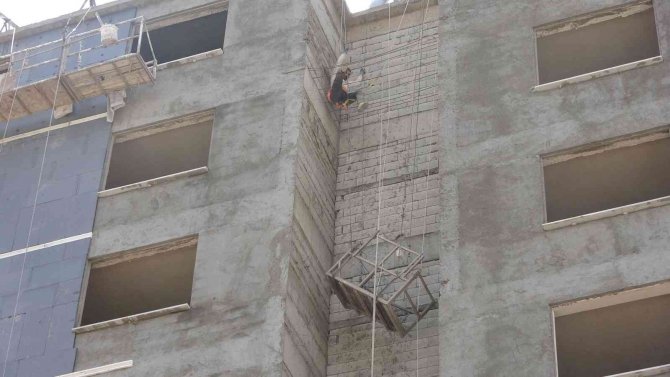 Binanın Tepesinde Ölüm Kalım Mücadelesi Verdi