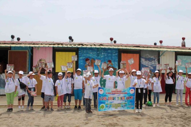 Hipodromda Piknik Yapan Ve Atlara Binen Çocuklar Doyasıya Eğlendi