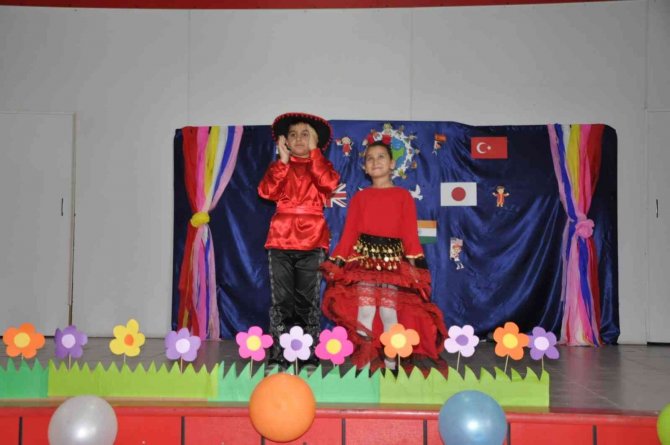 Kağızman’da Öğrenciler İngilizce Gösteri Yaptı