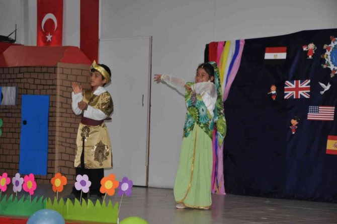 Kağızman’da Öğrenciler İngilizce Gösteri Yaptı