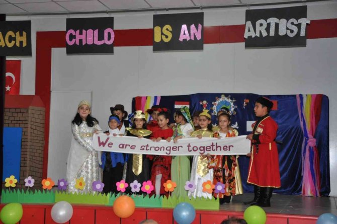 Kağızman’da Öğrenciler İngilizce Gösteri Yaptı