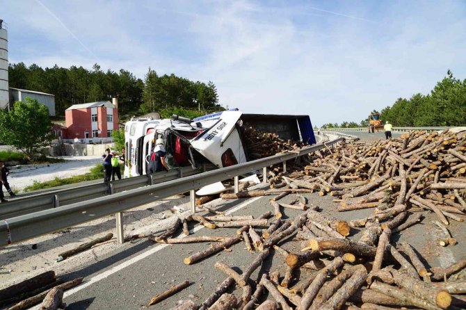 Odun Yüklü Tır Bariyerlere Ok Gibi Saplandı: 1 Ölü