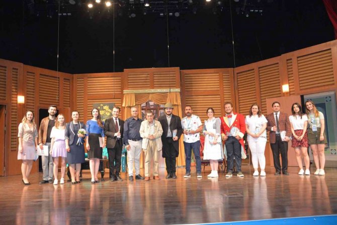 Karmakarışık Tiyatro Oyunu İ̇zmir’de Beğeni Topladı