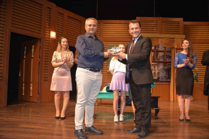 Karmakarışık Tiyatro Oyunu İ̇zmir’de Beğeni Topladı