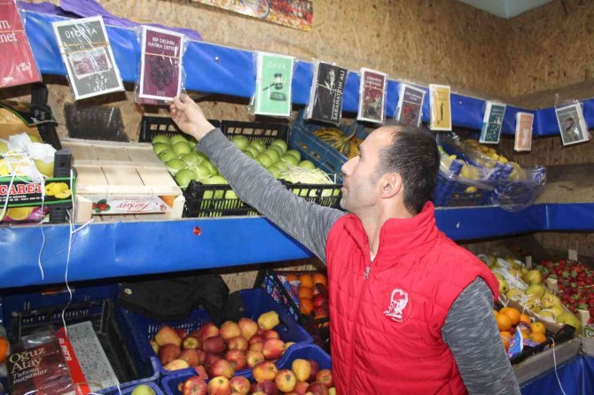 Manavı Kütüphaneye Çevirdi