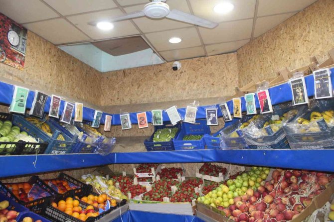 Manavı Kütüphaneye Çevirdi