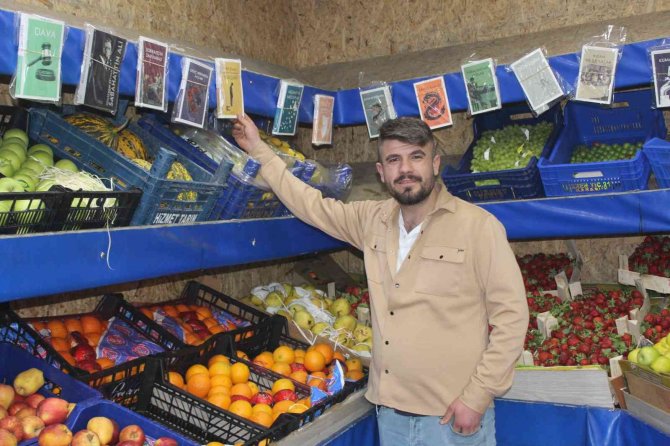 Manavı Kütüphaneye Çevirdi
