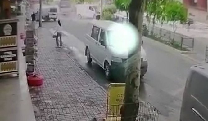 Panelvan Çarpmamak İçin Kaza Yaptı, Halk Otobüsü Hiçbir Şey Olmamış Gibi Yoluna Devam Etti