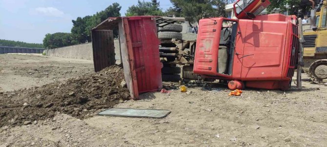 Bursa’da Hafriyat Kamyonu Devrildi: 1 Yaralı