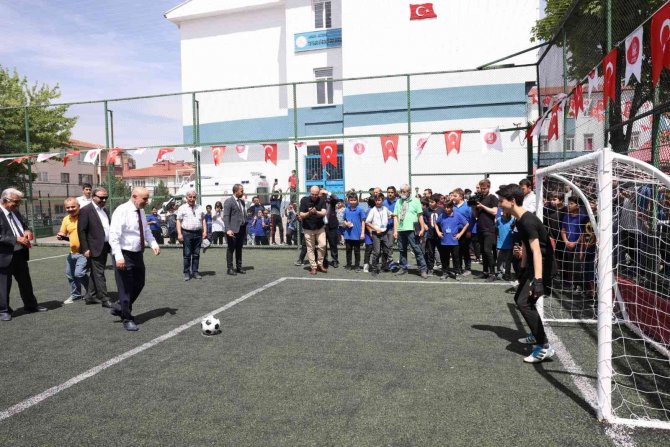 Keçiören Toygar Börekçi Ortaokulu’na Yeni Halı Saha