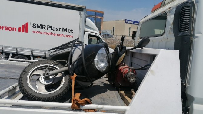 Tem’de Motosiklet Bariyerlere Çarptı: 2 Yaralı