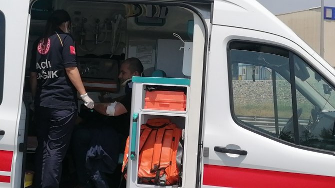 Tem’de Motosiklet Bariyerlere Çarptı: 2 Yaralı