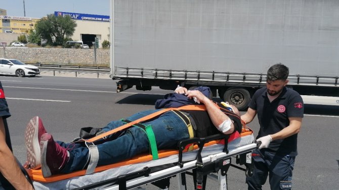 Tem’de Motosiklet Bariyerlere Çarptı: 2 Yaralı
