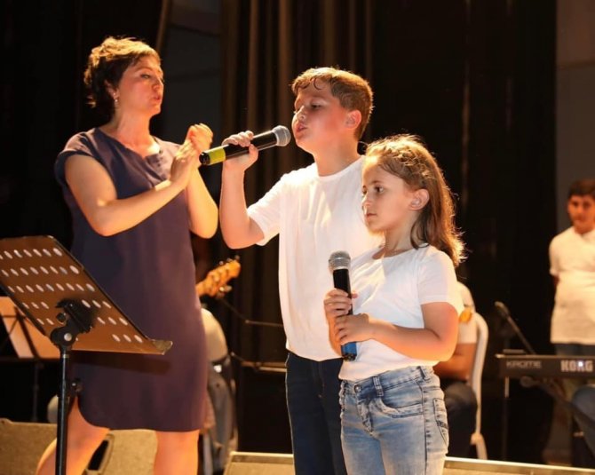 Çocuk Korosu Şarkılarıyla Beğeni Topladı