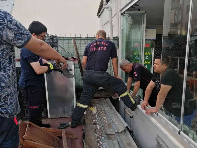İ̇ki Bina Arasında Mahsur Kalan Kediye İtfaiyeden Kurtarma Operasyonu