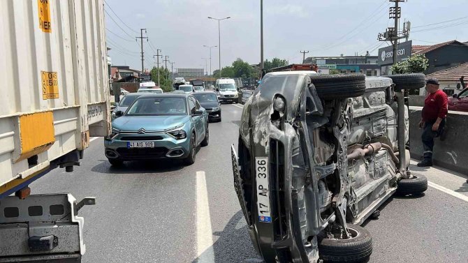 Kamyonun Çarptığı Otomobil Takla Atıp Yan Durdu