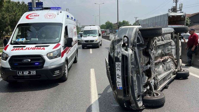 Kamyonun Çarptığı Otomobil Takla Atıp Yan Durdu