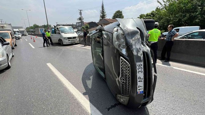 Kamyonun Çarptığı Otomobil Takla Atıp Yan Durdu