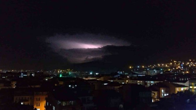 Gökyüzündeki Şimşekler Görsel Şölen Oluşturdu