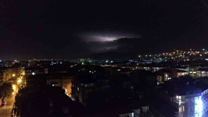 Gökyüzündeki Şimşekler Görsel Şölen Oluşturdu