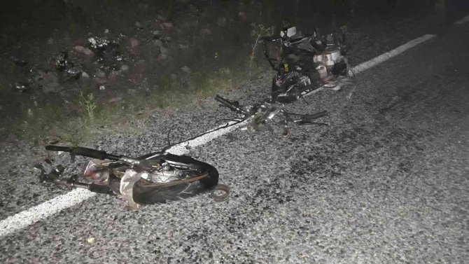 Kamyonet İle Motosiklet Çarpıştı: 1 Ölü