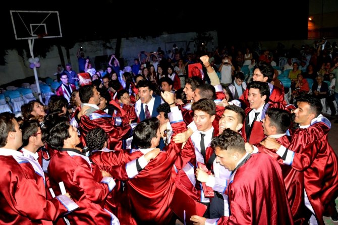 Gediz Anadolu Lisesinde Mezuniyet Heyecanı