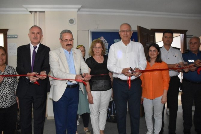 Salihli’de "Geri Dönüşüm Kütüphanesi" Açıldı